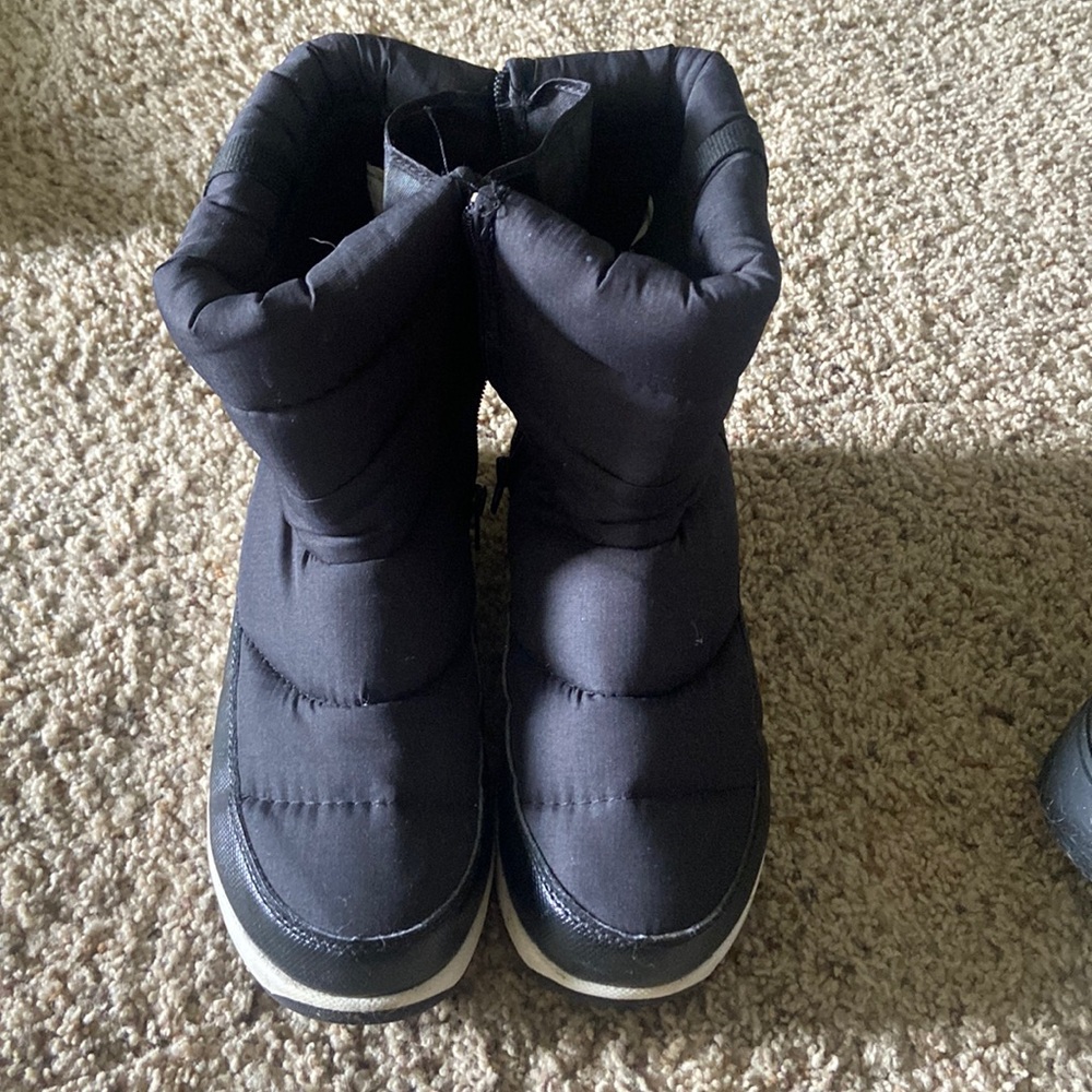 Size 8 kids snow boots. Like new